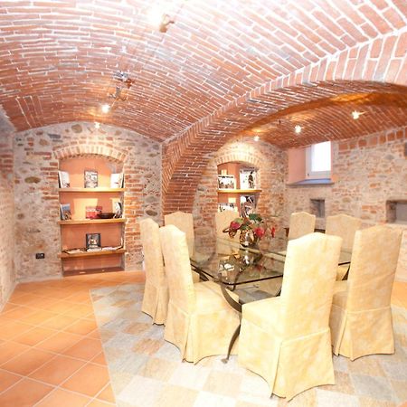 Hotel Palazzo Di Mezzo Carrù Екстериор снимка