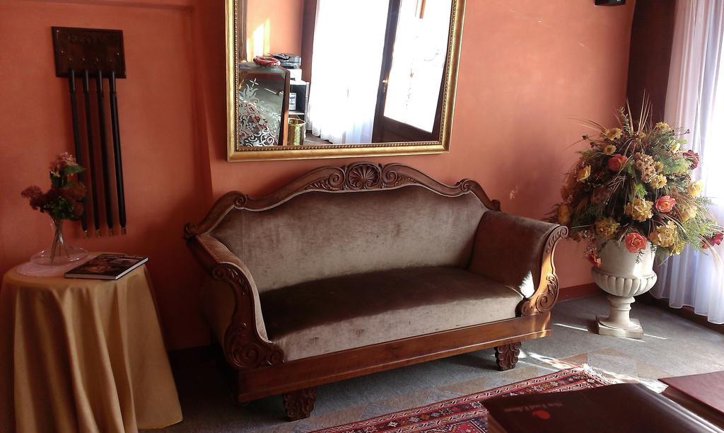 Hotel Palazzo Di Mezzo Carrù Екстериор снимка