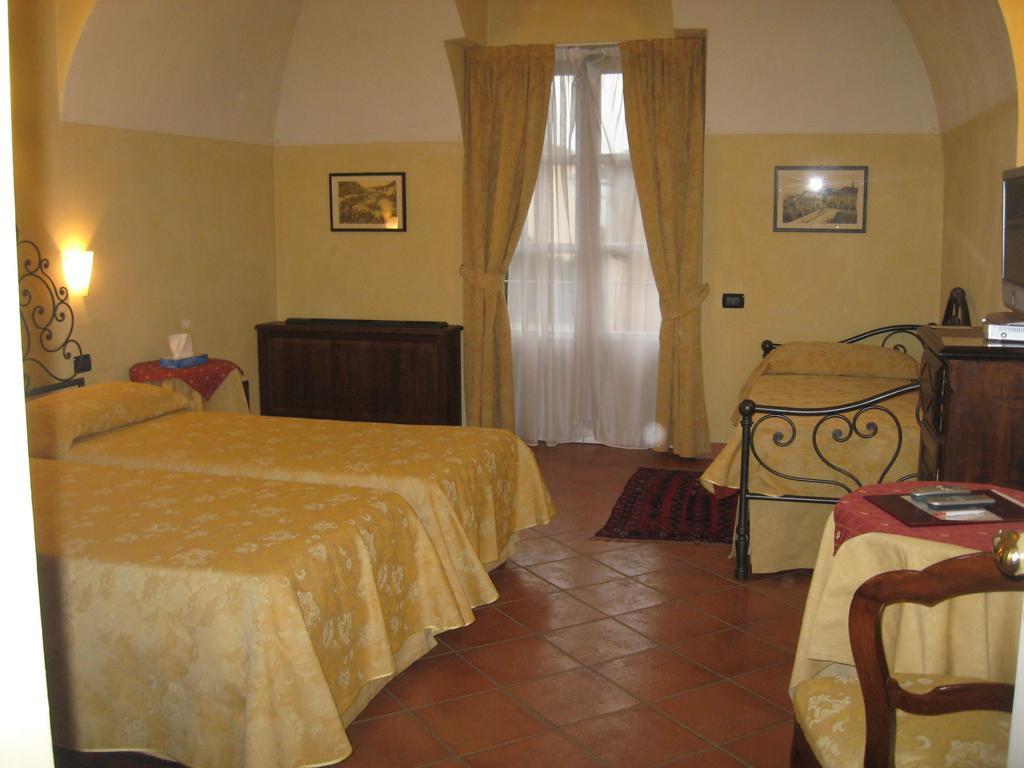 Hotel Palazzo Di Mezzo Carrù Стая снимка