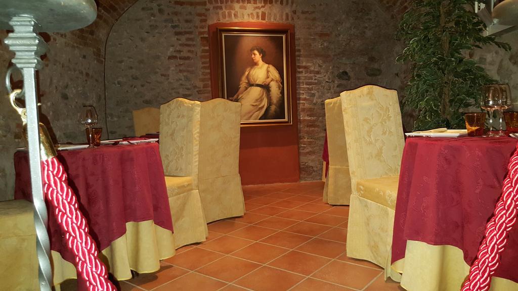 Hotel Palazzo Di Mezzo Carrù Екстериор снимка