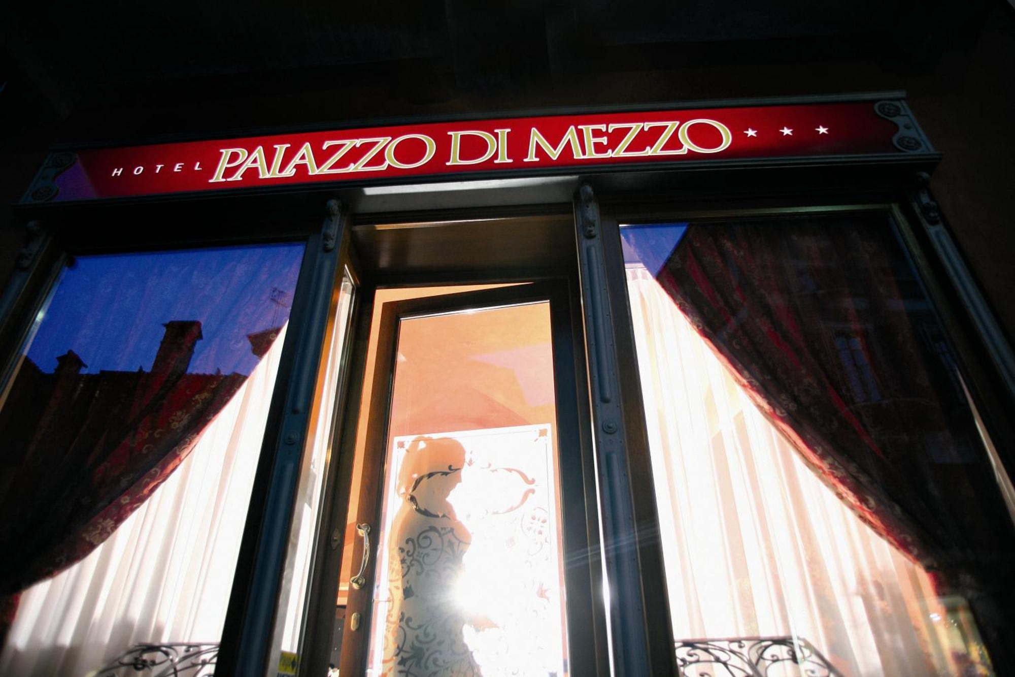 Hotel Palazzo Di Mezzo Carrù Екстериор снимка