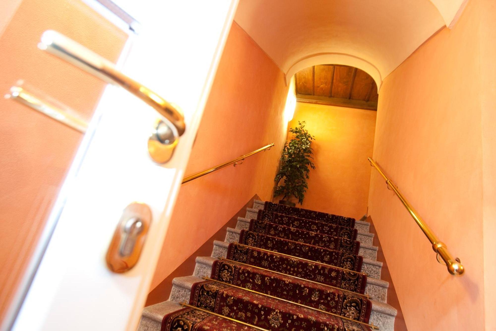 Hotel Palazzo Di Mezzo Carrù Екстериор снимка