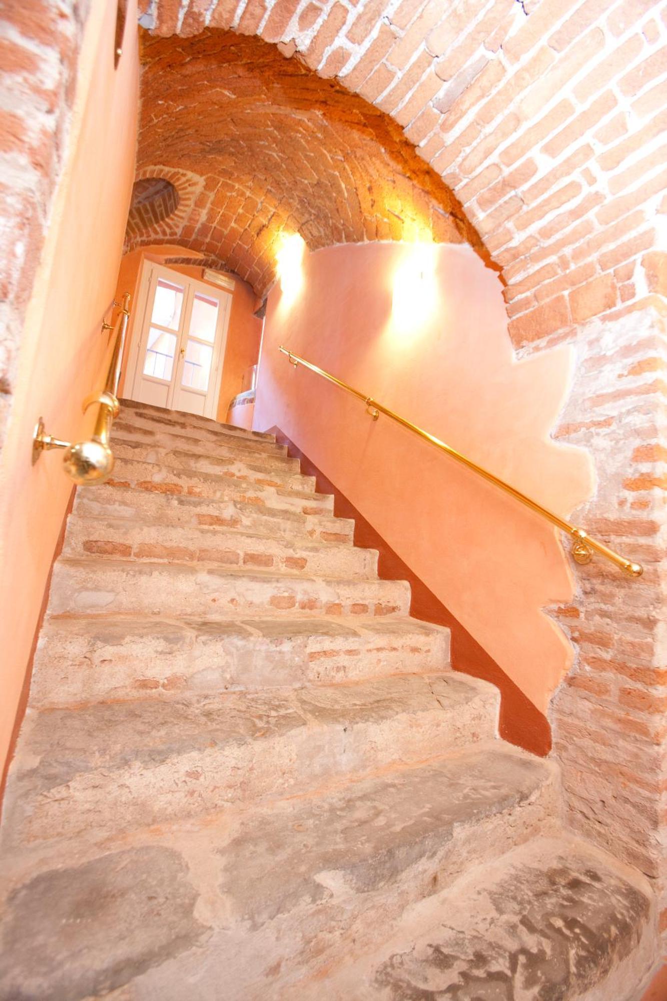 Hotel Palazzo Di Mezzo Carrù Екстериор снимка