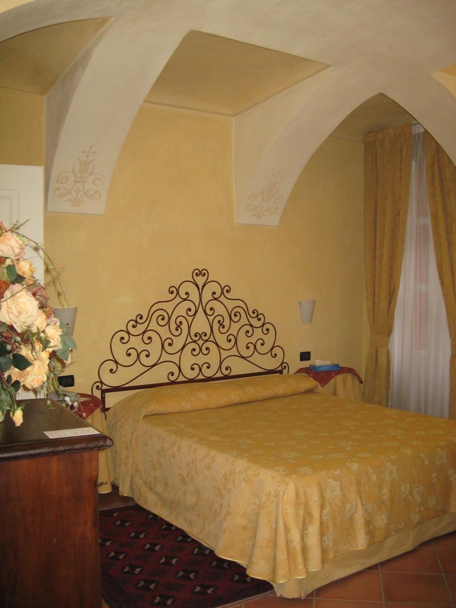 Hotel Palazzo Di Mezzo Carrù Стая снимка