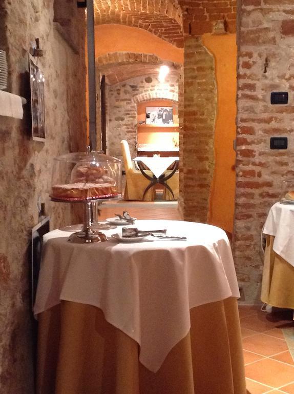 Hotel Palazzo Di Mezzo Carrù Екстериор снимка