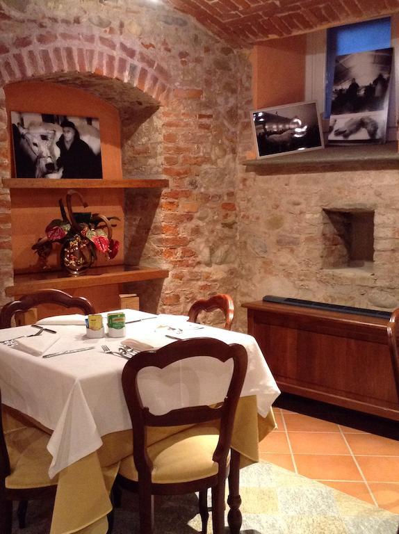 Hotel Palazzo Di Mezzo Carrù Екстериор снимка
