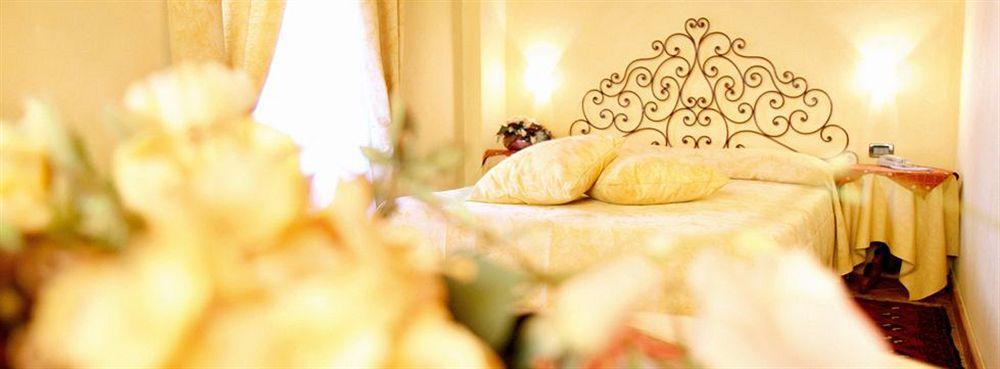 Hotel Palazzo Di Mezzo Carrù Екстериор снимка