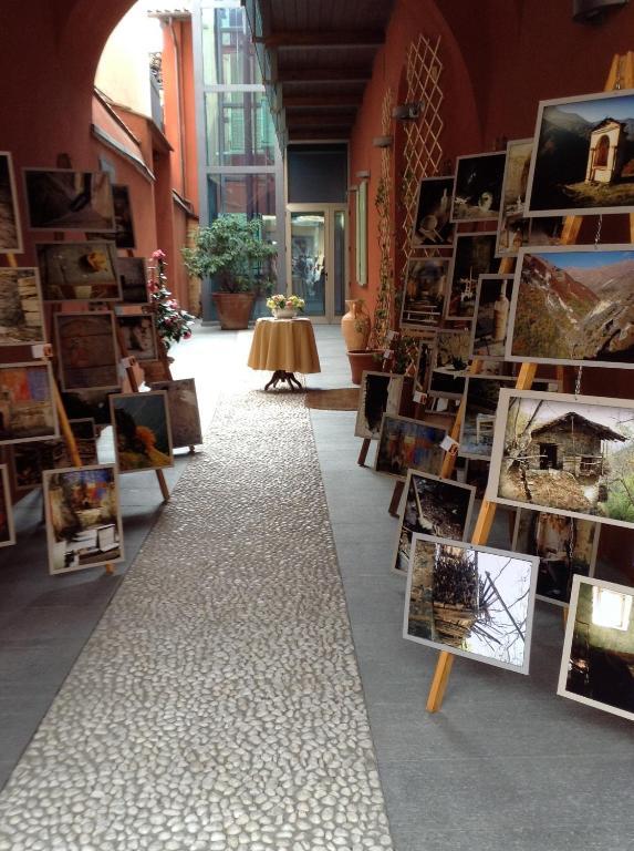 Hotel Palazzo Di Mezzo Carrù Екстериор снимка