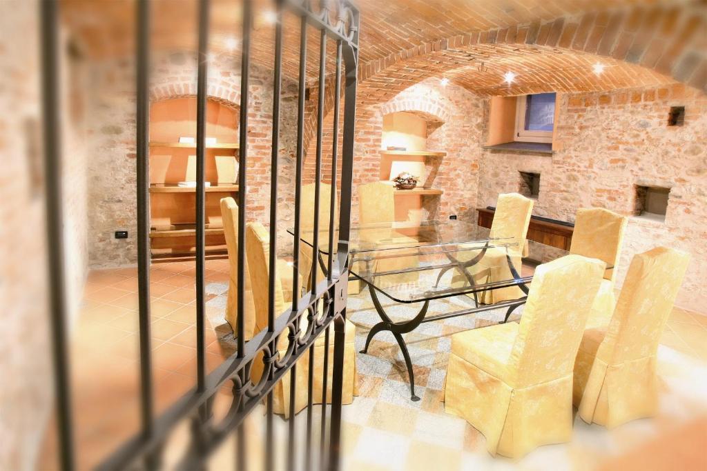 Hotel Palazzo Di Mezzo Carrù Екстериор снимка