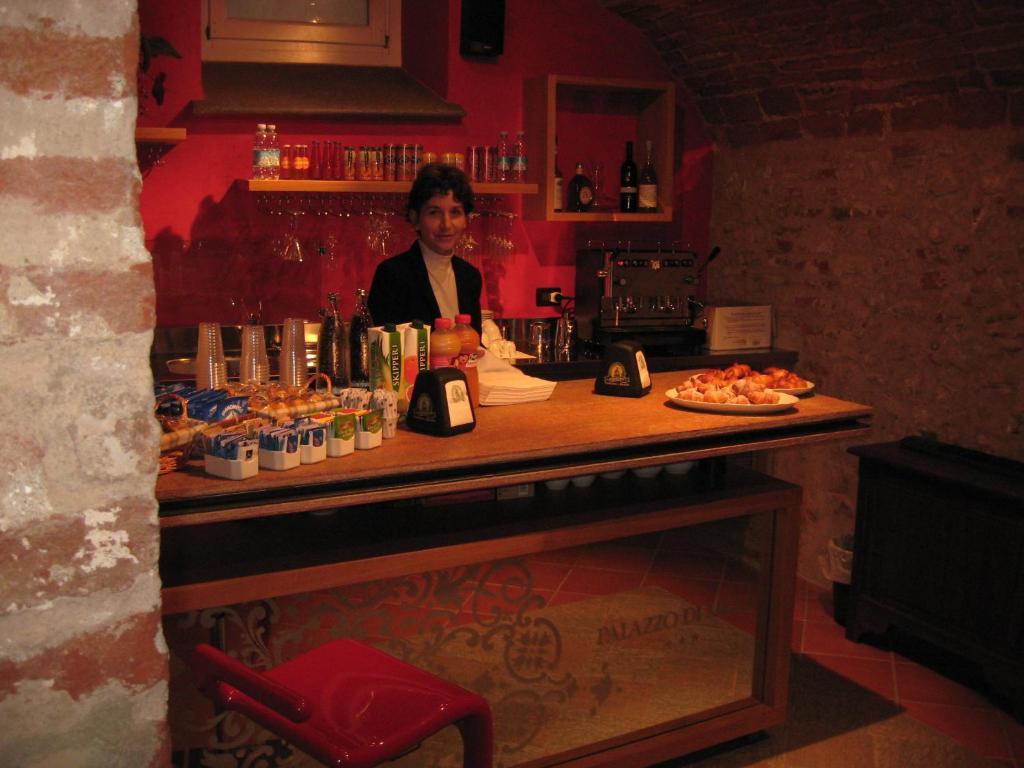 Hotel Palazzo Di Mezzo Carrù Екстериор снимка