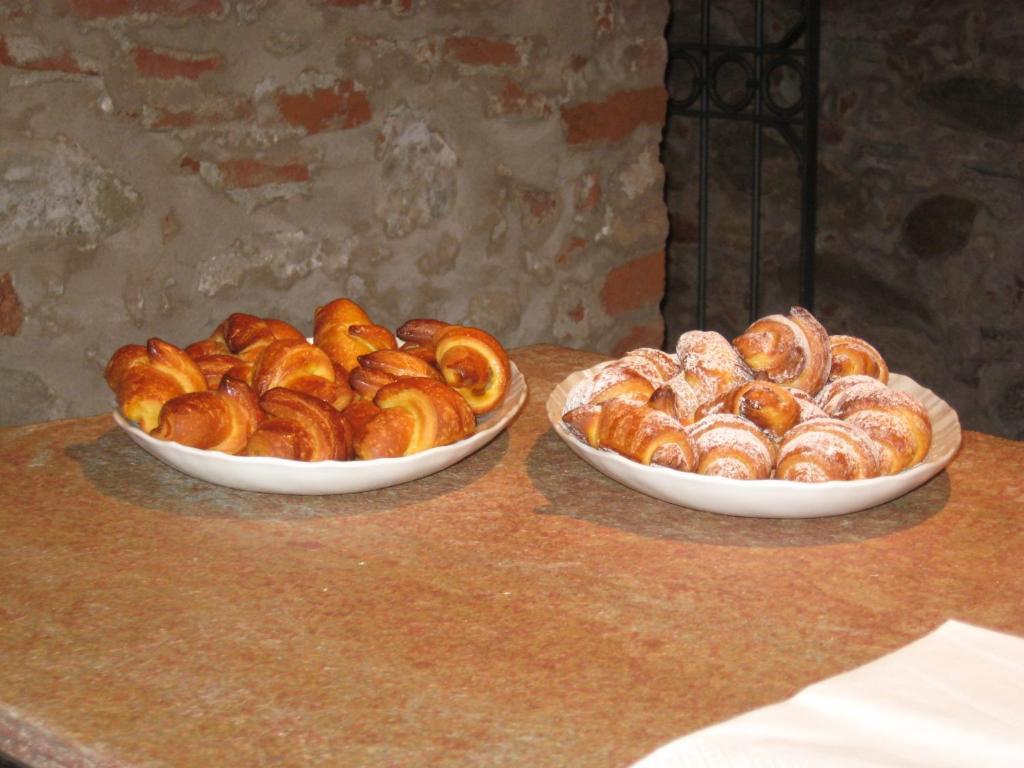 Hotel Palazzo Di Mezzo Carrù Екстериор снимка