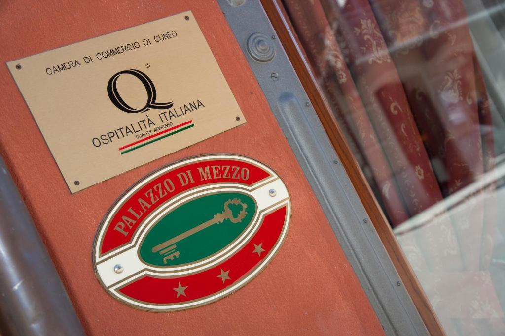 Hotel Palazzo Di Mezzo Carrù Екстериор снимка