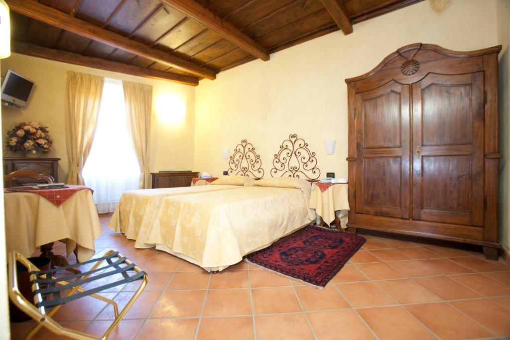 Hotel Palazzo Di Mezzo Carrù Екстериор снимка