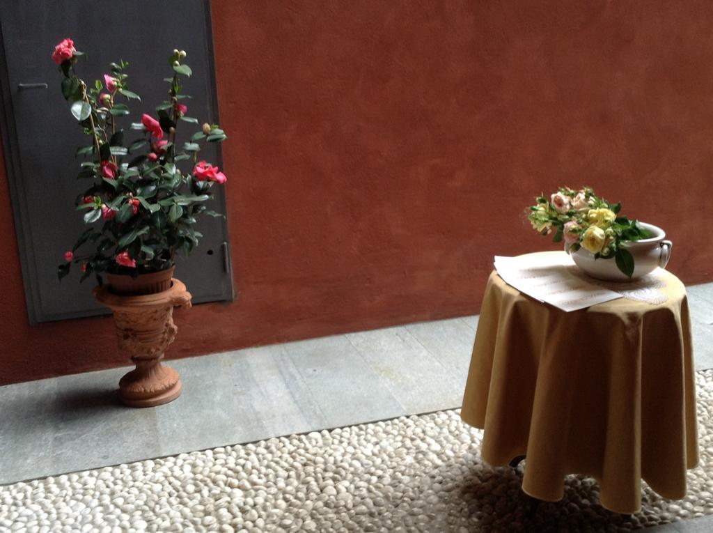 Hotel Palazzo Di Mezzo Carrù Екстериор снимка