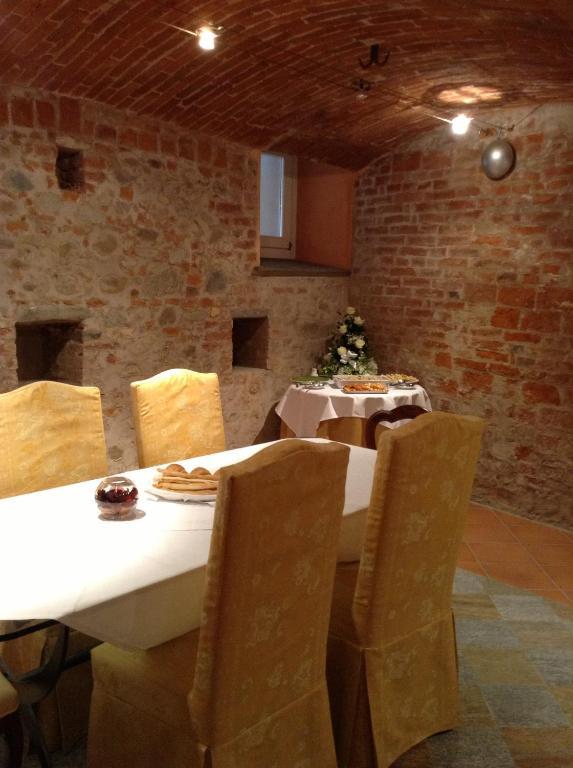 Hotel Palazzo Di Mezzo Carrù Екстериор снимка