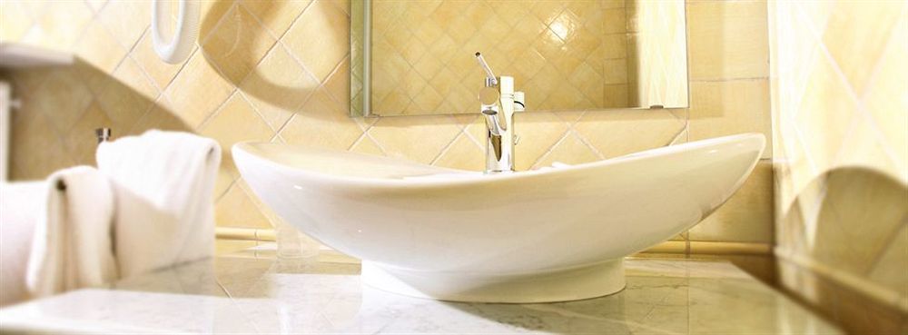 Hotel Palazzo Di Mezzo Carrù Екстериор снимка