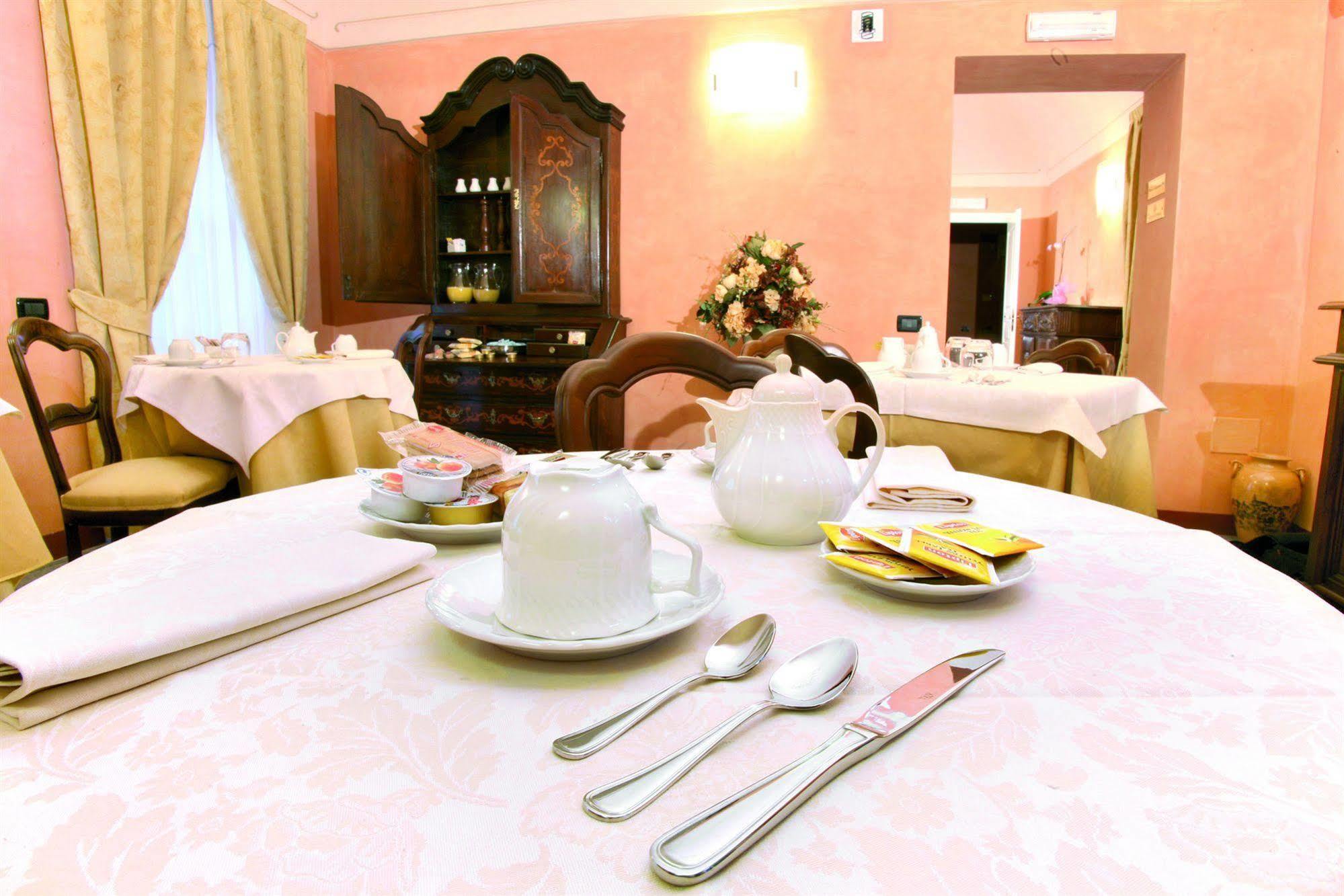 Hotel Palazzo Di Mezzo Carrù Екстериор снимка