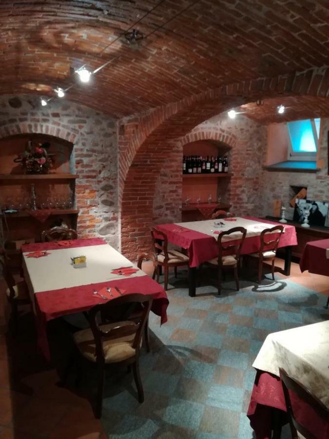 Hotel Palazzo Di Mezzo Carrù Екстериор снимка