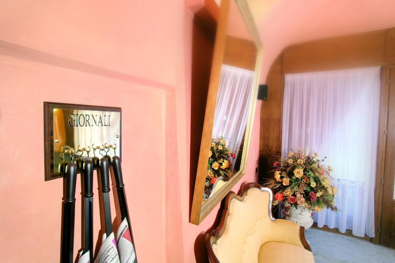 Hotel Palazzo Di Mezzo Carrù Екстериор снимка