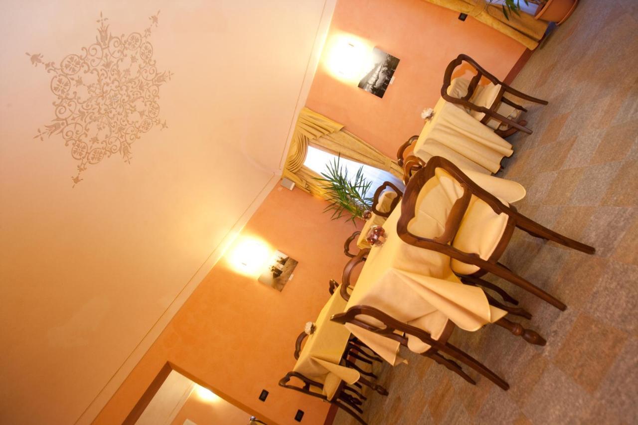 Hotel Palazzo Di Mezzo Carrù Екстериор снимка