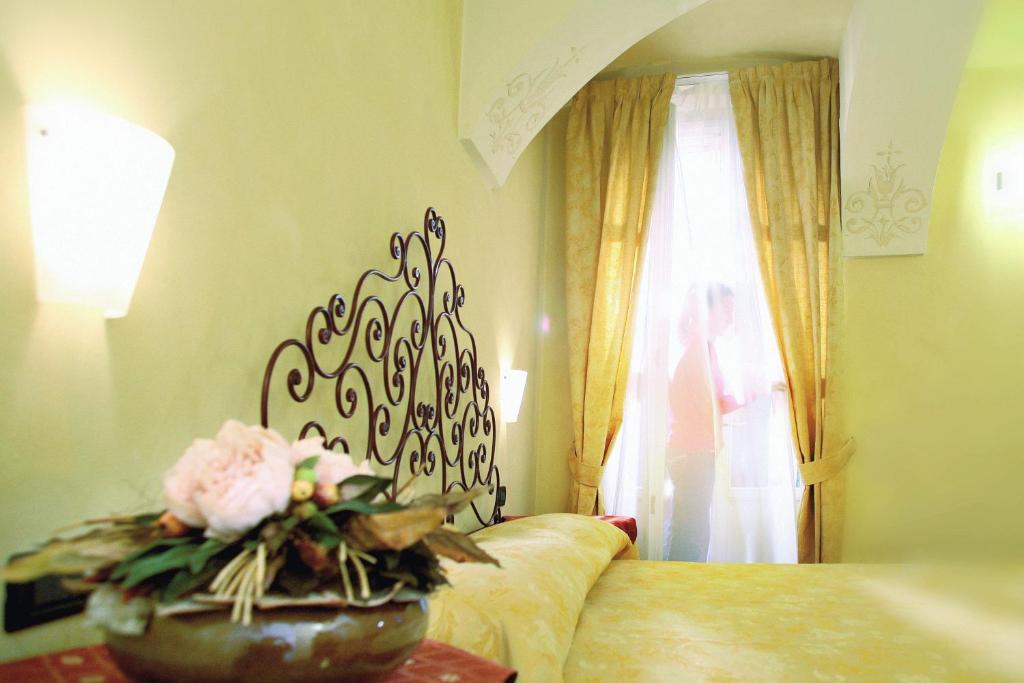 Hotel Palazzo Di Mezzo Carrù Екстериор снимка
