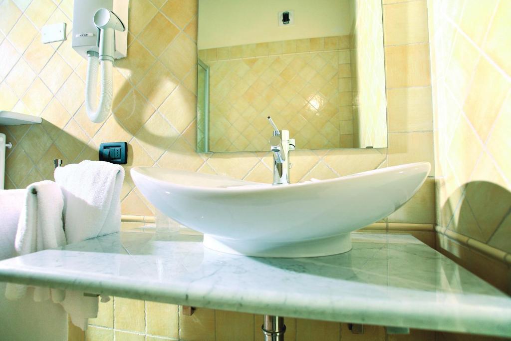 Hotel Palazzo Di Mezzo Carrù Екстериор снимка